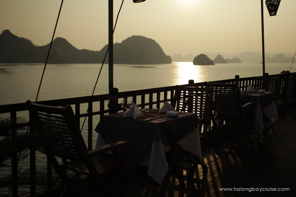Halong-Violet-sun-deck