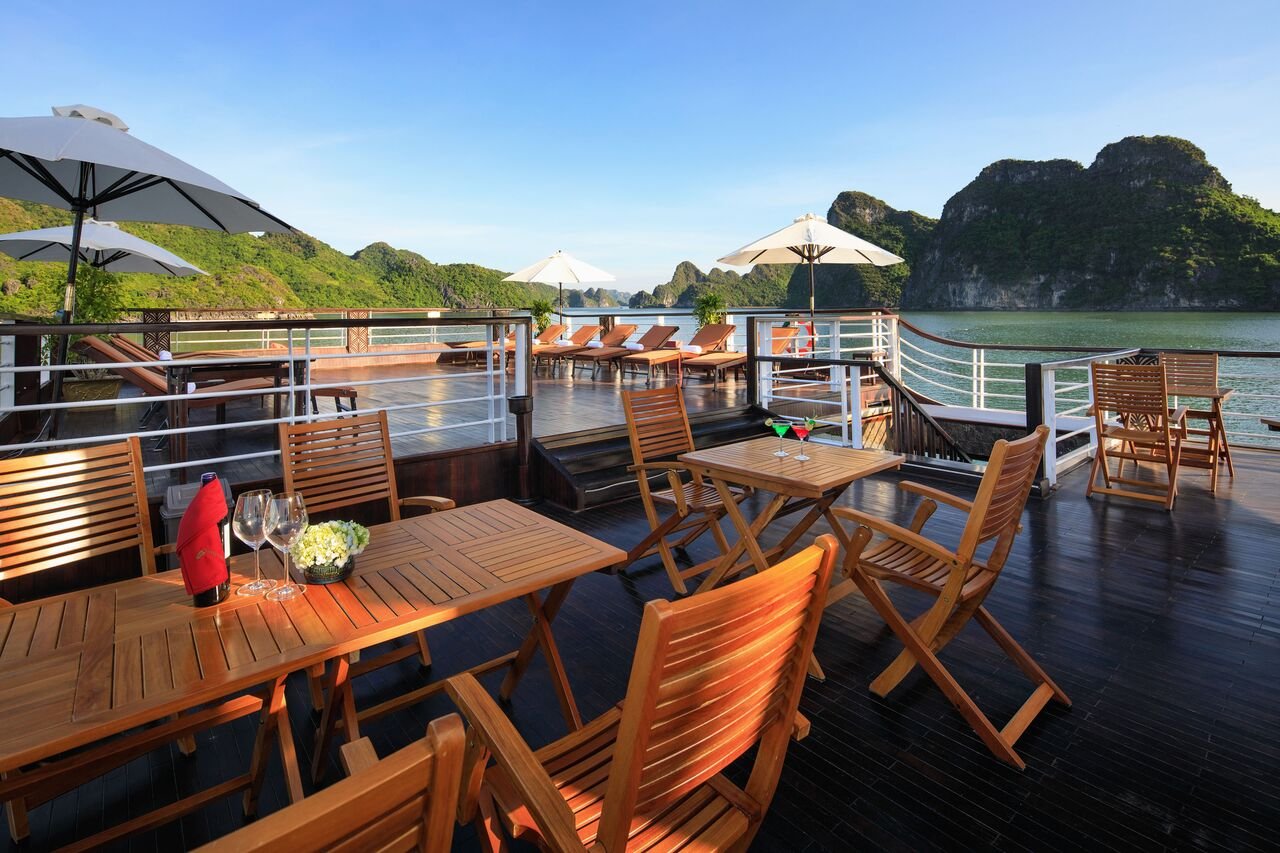 Perla Dawn Sails Cruise