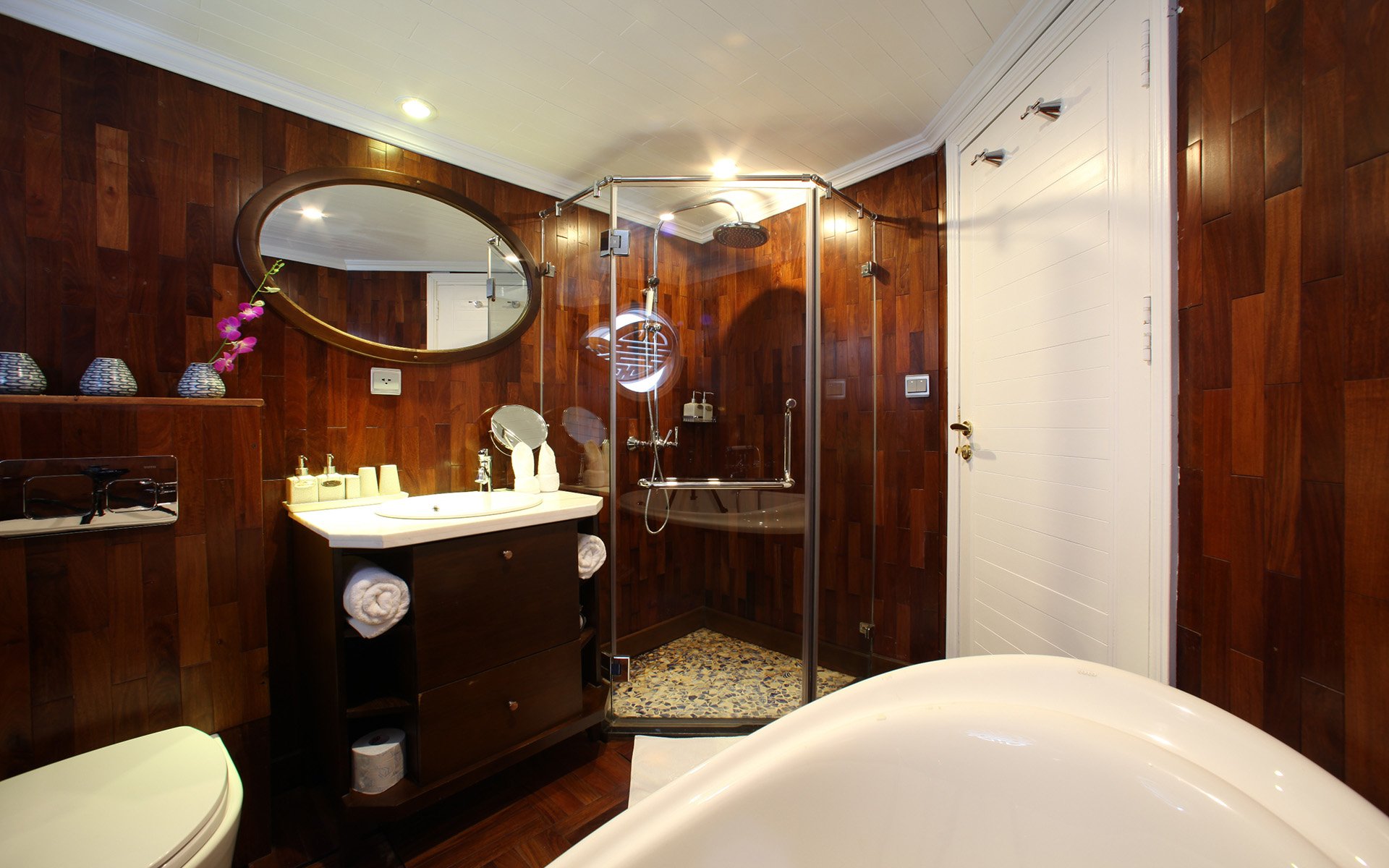 Au Co Suite Bathroom