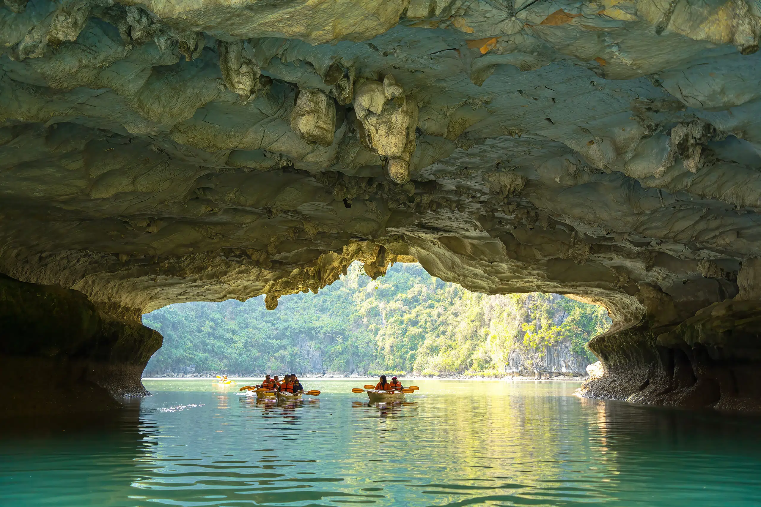 Kayaking halong bay sunny day
